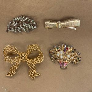 4 Vintage brooches in good condition